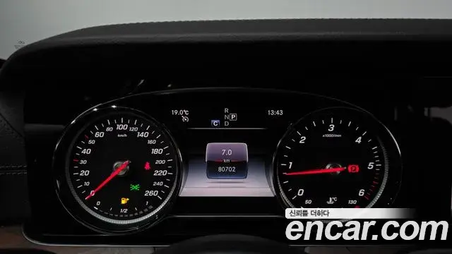 Mercedes-Benz E-Class 2019 — ფოტო 15/20