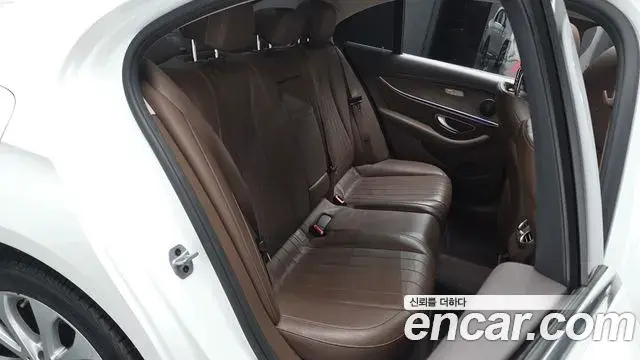 Mercedes-Benz E-Class 2019 — ფოტო 16/20
