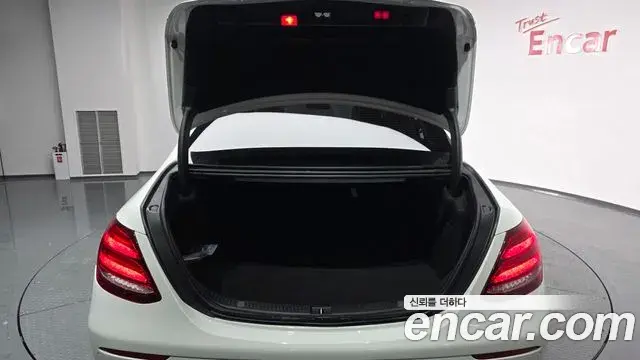 Mercedes-Benz E-Class 2019 — ფოტო 13/20