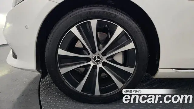 Mercedes-Benz E-Class 2020 — ფოტო 17/20