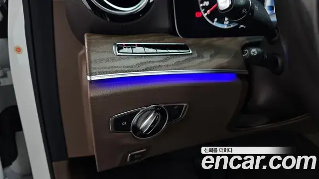Mercedes-Benz E-Class 2020 — ფოტო 18/20
