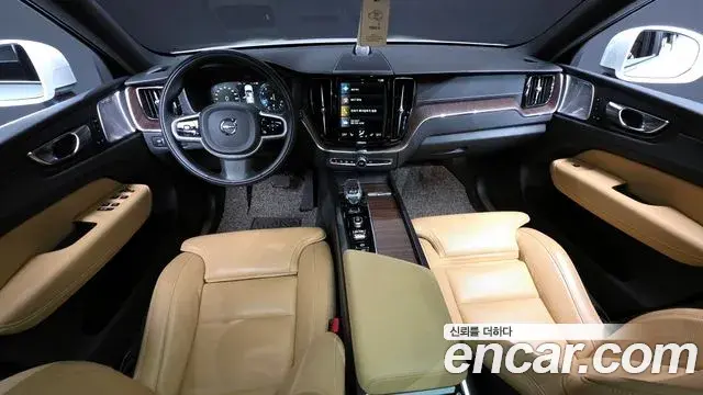 Volvo XC60 2021 — Фото 7/20