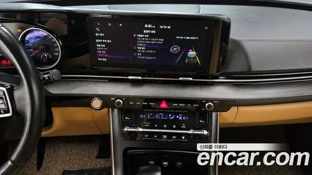 Kia Carnival 2021 — ფოტო 17/20