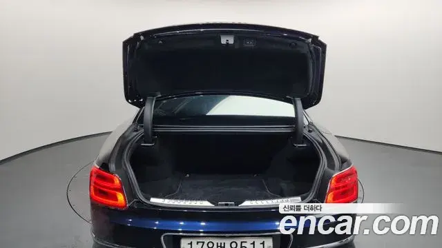 Bentley Flying Spur 2022 — ფოტო 8/20