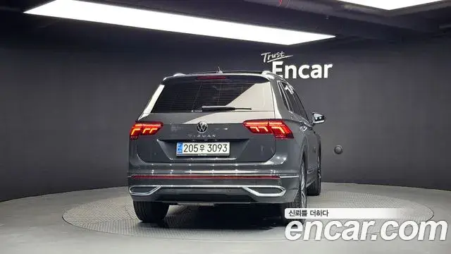 Volkswagen Tiguan 2021 — Şəkil 18/20
