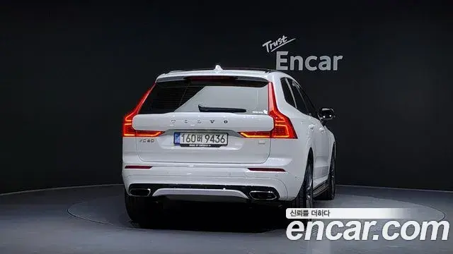 Volvo XC60 2021 — Photo 18/20