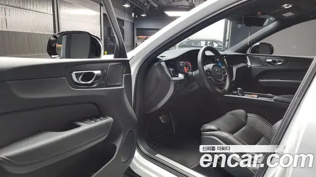 Volvo XC60 2021 — Photo 19/20