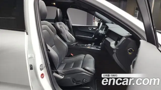 Volvo XC60 2021 — Photo 2/20