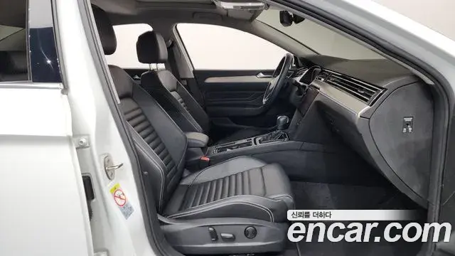 Volkswagen Passat GT 2021 — ფოტო 14/20