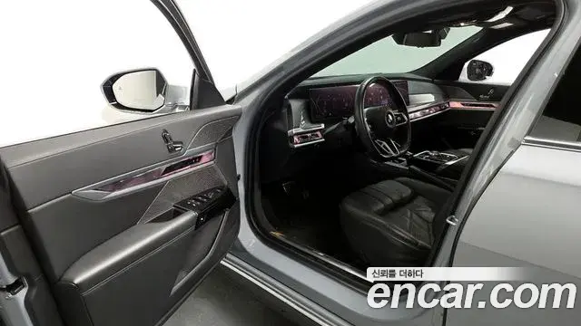 BMW 7 Series 2023 — ფოტო 8/20