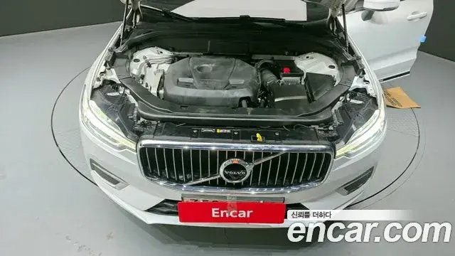 Volvo XC60 2020 — ფოტო 17/20
