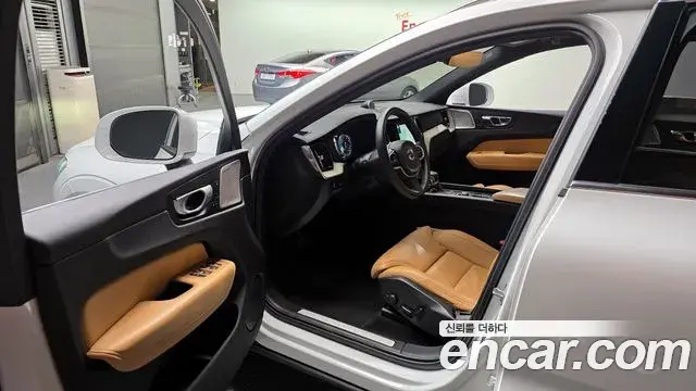 Volvo XC60 2020 — ფოტო 9/20