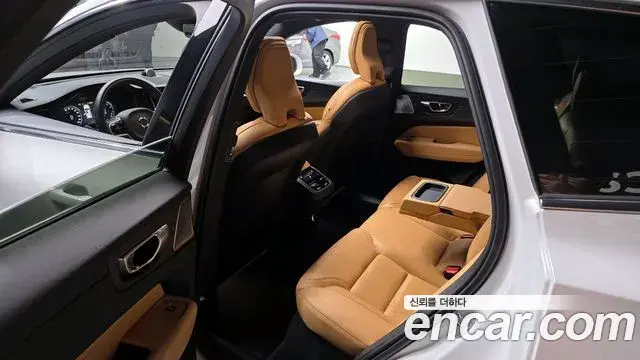Volvo XC60 2020 — ფოტო 15/20