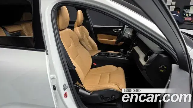 Volvo XC60 2020 — ფოტო 2/20