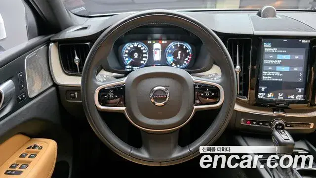 Volvo XC60 2020 — ფოტო 8/20