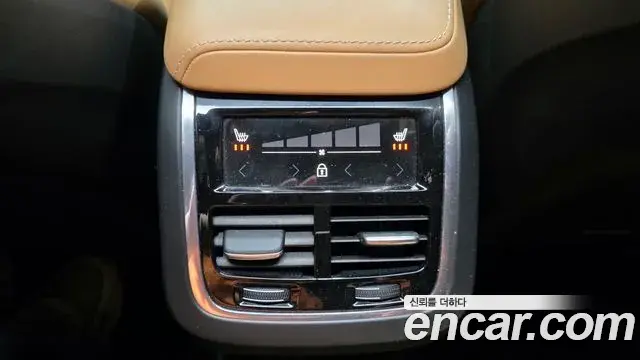 Volvo XC60 2020 — ფოტო 18/20