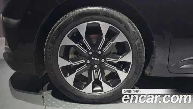 Kia Carnival 2022 — ფოტო 12/20