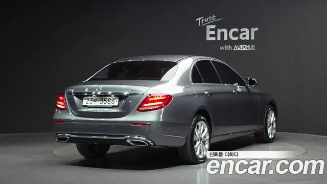 Mercedes-Benz E-Class 2018 — Photo 6/20