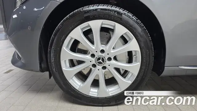 Mercedes-Benz E-Class 2018 — Photo 13/20