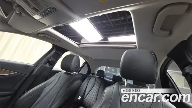 Mercedes-Benz E-Class 2018 — Photo 7/20