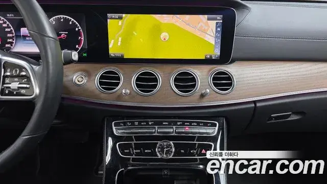 Mercedes-Benz E-Class 2018 — Photo 8/20
