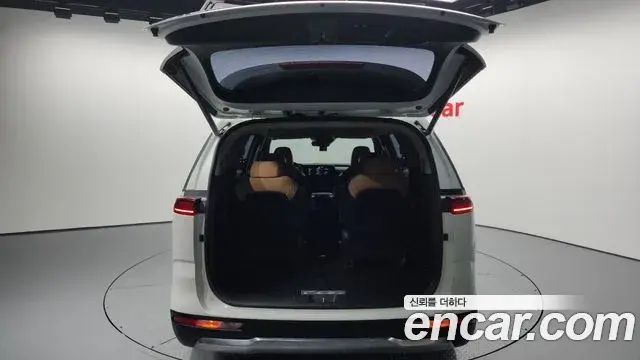 Kia Carnival 2020 — ფოტო 17/20