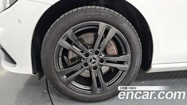 Mercedes-Benz E-Class 2021 — ფოტო 19/20