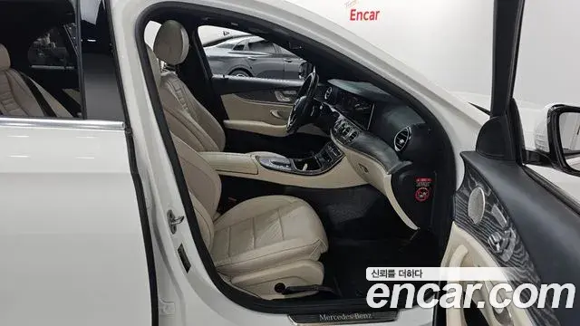 Mercedes-Benz E-Class 2021 — ფოტო 7/20