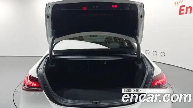 Mercedes-Benz E-Class 2021 — ფოტო 8/20