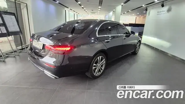 Mercedes-Benz E-Class 2022 — ფოტო 13/17