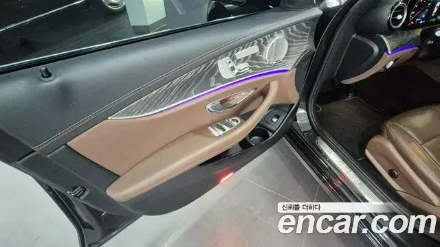 Mercedes-Benz E-Class 2022 — ფოტო 17/17