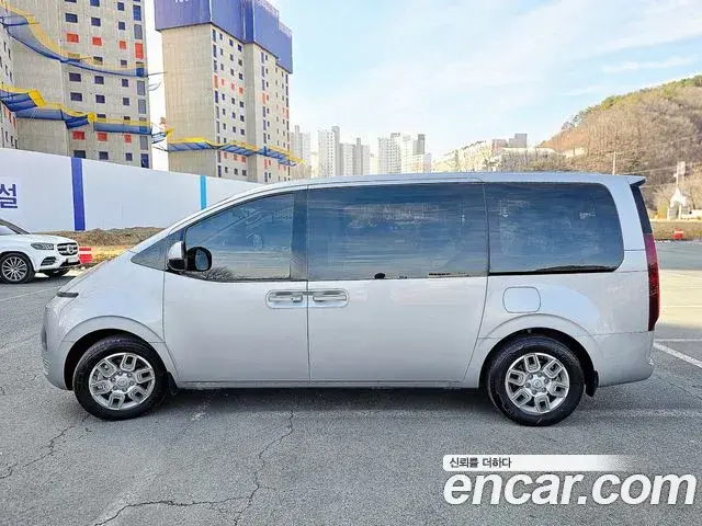 Hyundai Staria 2023 — Şəkil 3/20