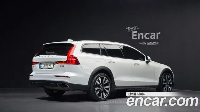 Volvo V60 Cross Country 2021 — Şəkil 8/20