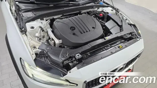 Volvo V60 Cross Country 2021 — Şəkil 19/20