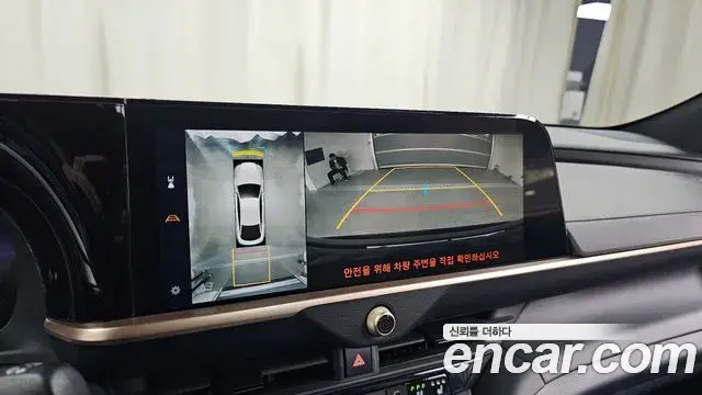Toyota Crown Crossover 2023 — ფოტო 19/20