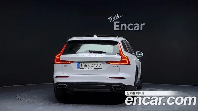 Volvo V60 Cross Country 2021 — Photo 12/20