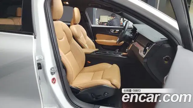 Volvo V60 Cross Country 2021 — Photo 5/20