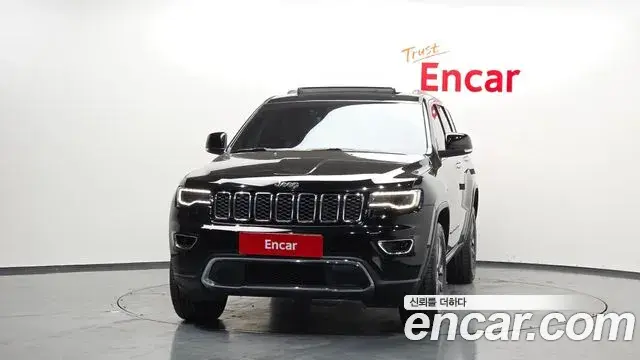 Jeep Grand Cherokee 2018 — ფოტო 15/20