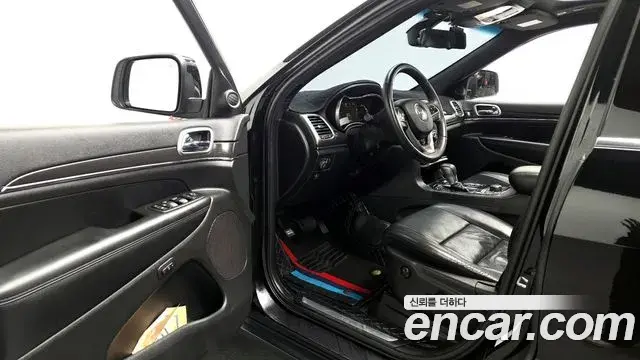 Jeep Grand Cherokee 2018 — ფოტო 2/20