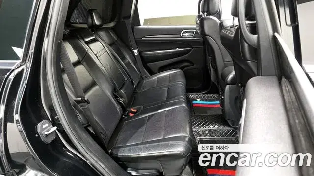 Jeep Grand Cherokee 2018 — ფოტო 9/20
