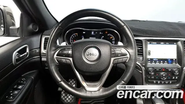 Jeep Grand Cherokee 2018 — ფოტო 19/20