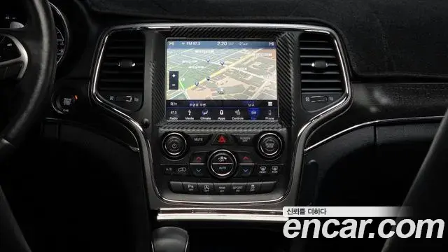 Jeep Grand Cherokee 2018 — ფოტო 13/20