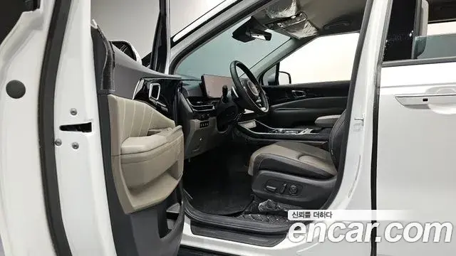 Kia Carnival 2023 — ფოტო 8/20