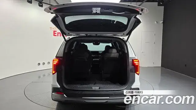 Kia Carnival 2023 — ფოტო 18/20