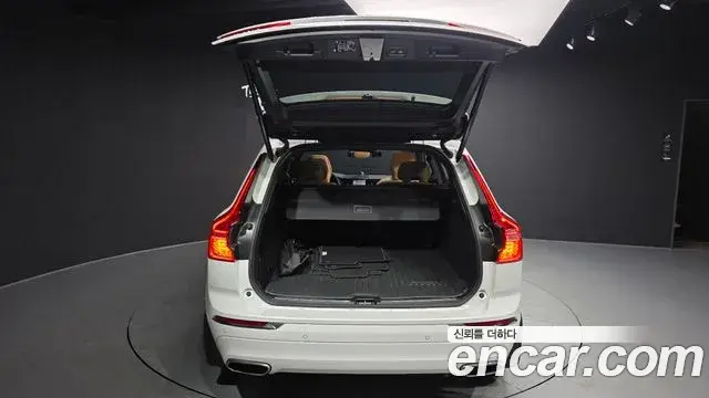 Volvo XC60 2021 — Şəkil 8/20