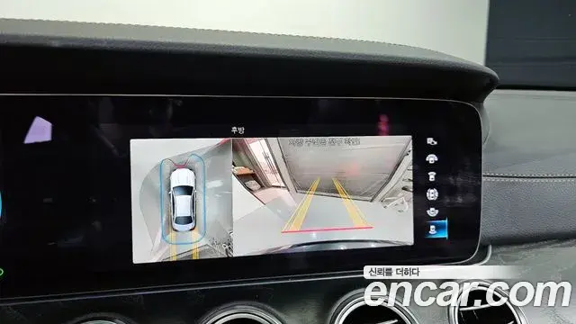 Mercedes-Benz E-Class 2021 — ფოტო 17/20