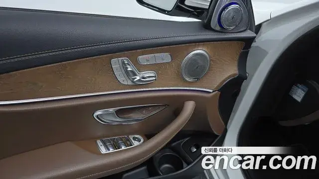 Mercedes-Benz E-Class 2021 — Фото 18/20