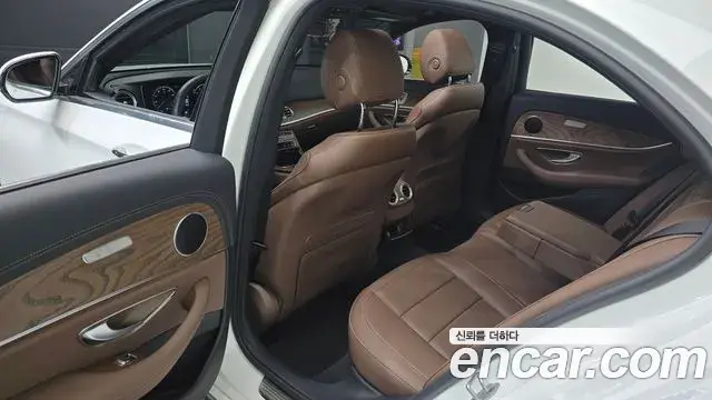 Mercedes-Benz E-Class 2023 — Фото 11/20