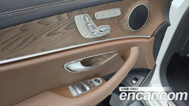 Mercedes-Benz E-Class 2023 — Фото 14/20