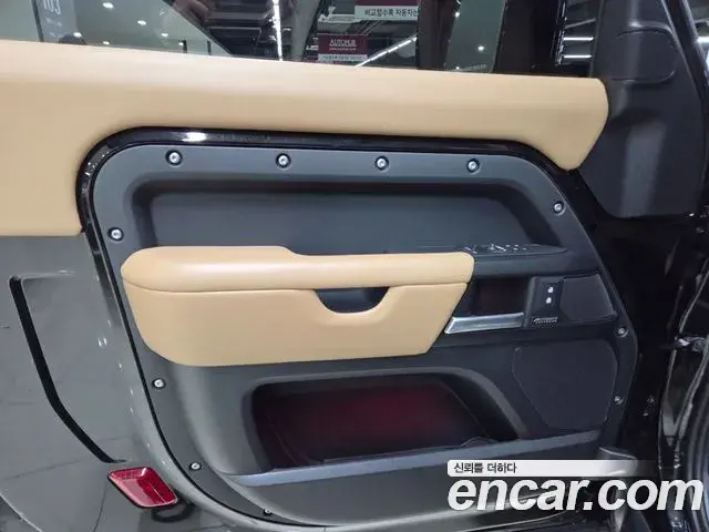 Land Rover Defender 2025 — Photo 18/20